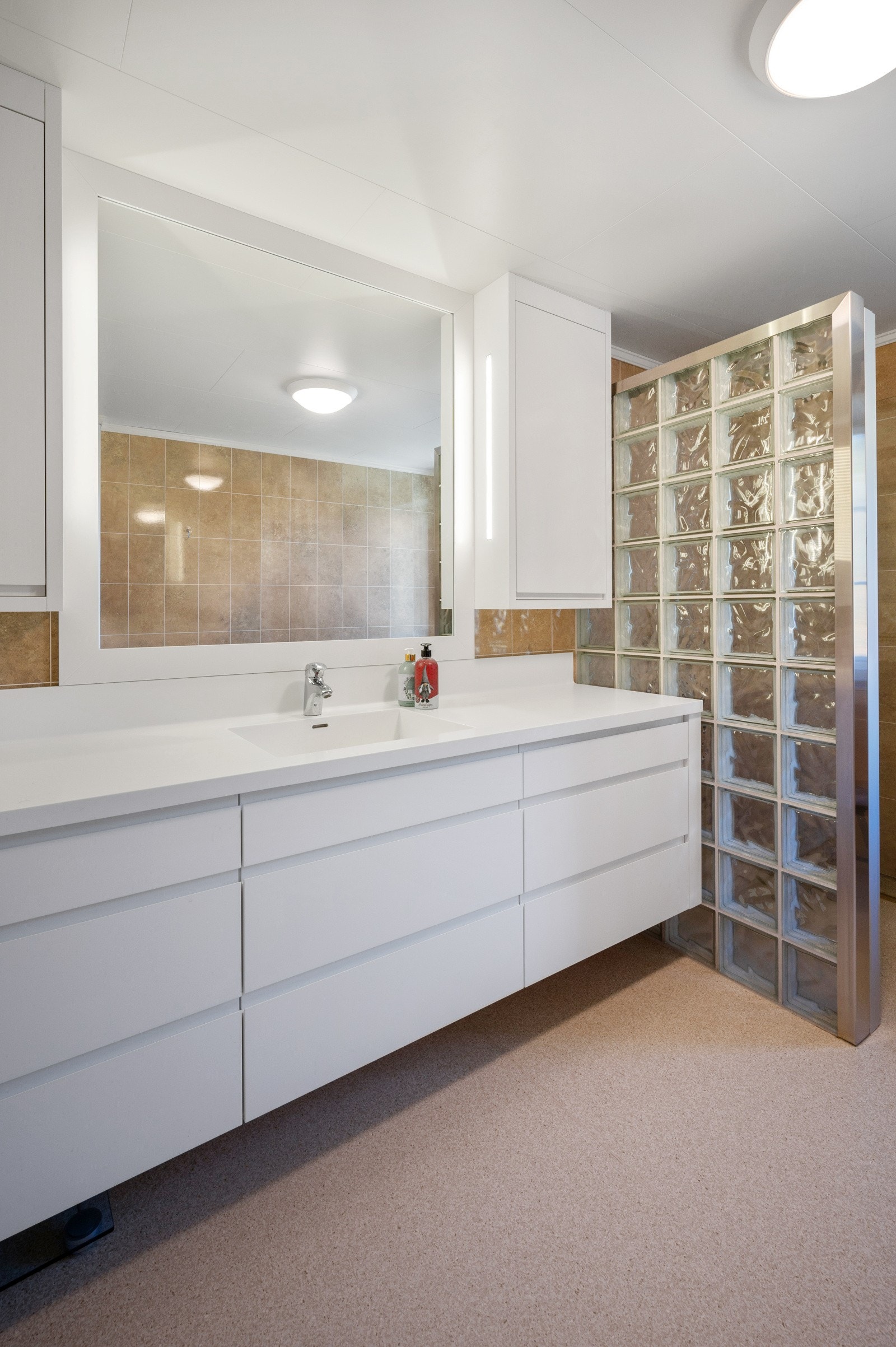 Eiendommen har privat septiktank, samt vannforsyning fra egen brønn. Galleribilde