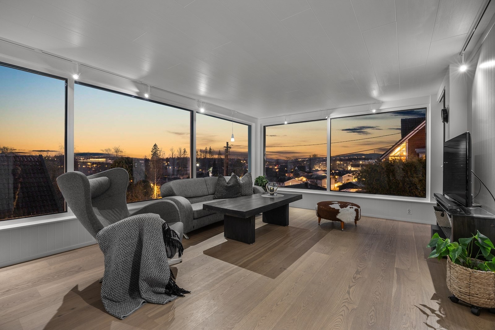 Stue med panoramavinduer og super utsikt Galleribilde