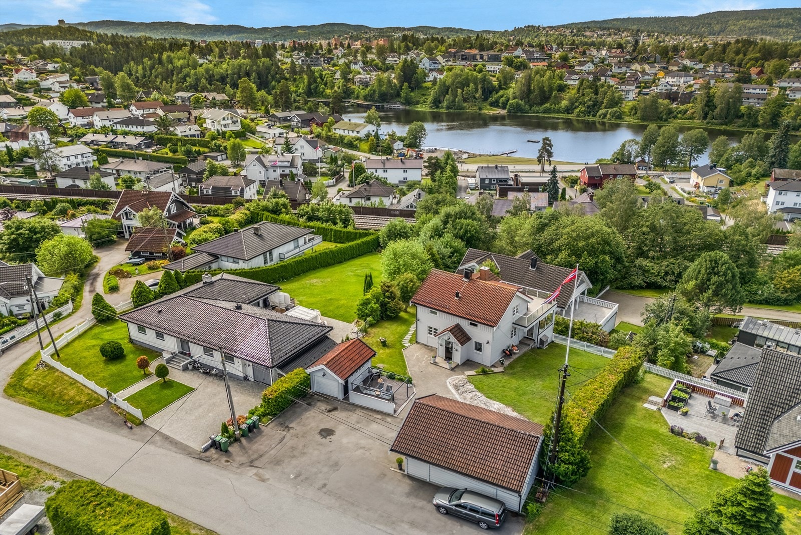 Super beliggenhet på Fjellhamar med romslig tomt og fin utsikt Galleribilde