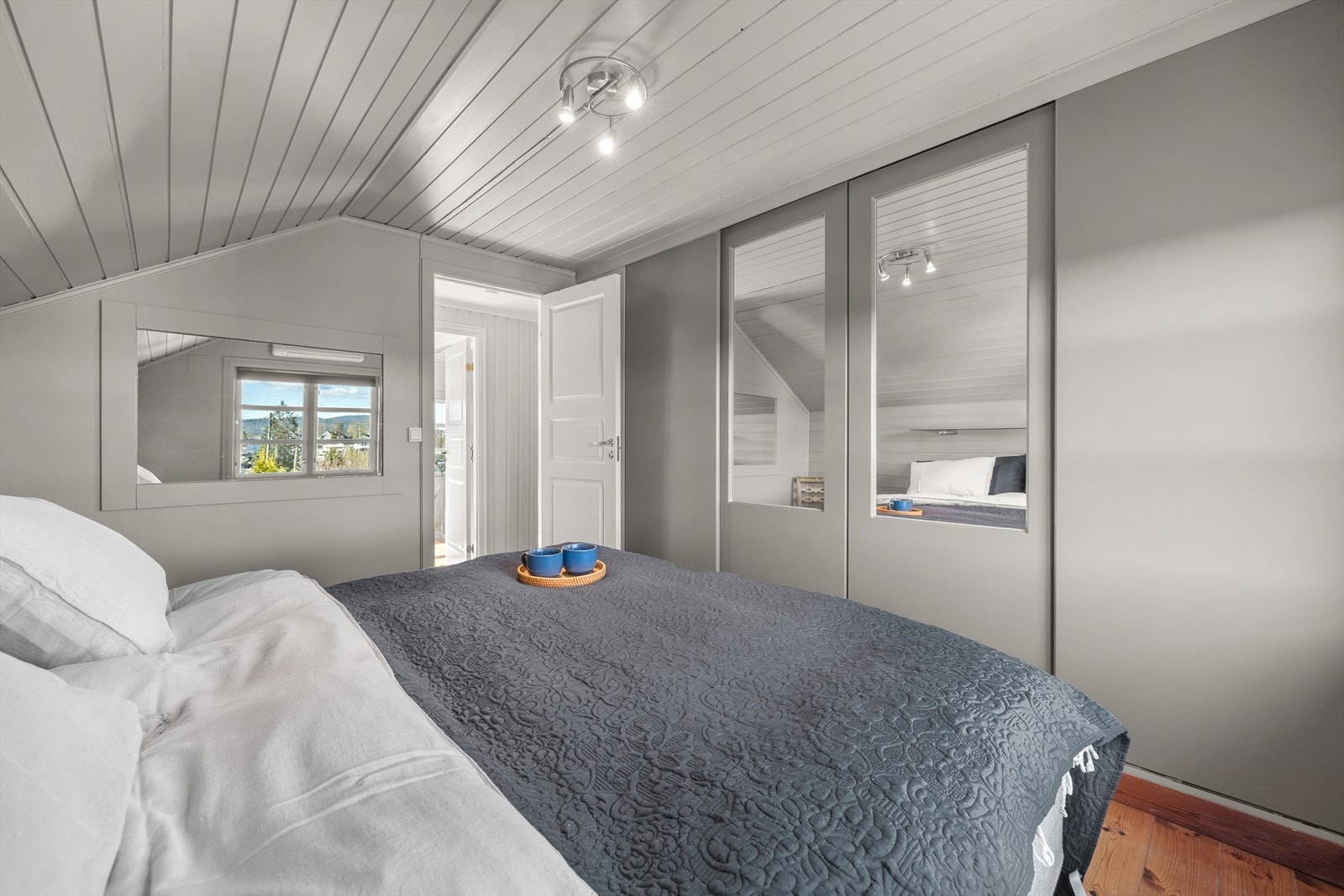 Soverom med skyvedørsgarderobe Galleribilde