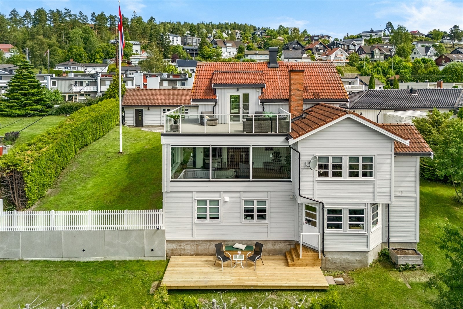 Romslig enebolig over 3 plan med solrike uteplasser og super takterrasse Galleribilde
