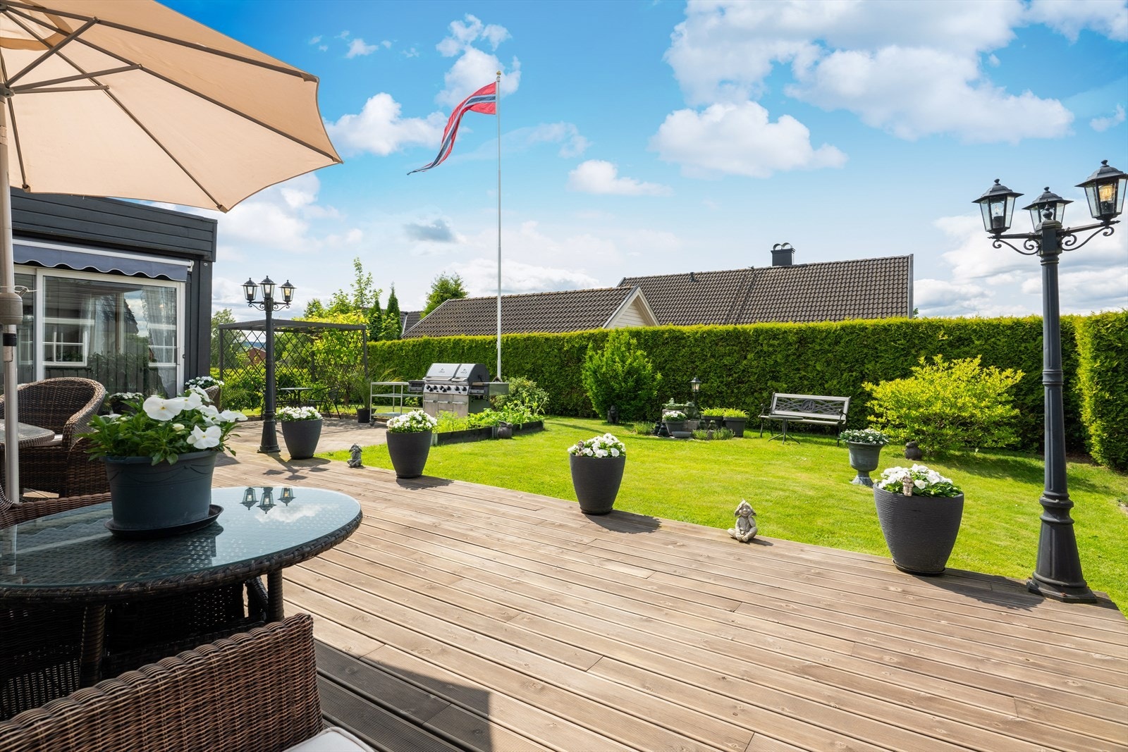 En solid og innholdsrik enebolig med nydelige uteområder. Solrik og meget sentral beliggenhet i Skiens Nordre bydel, med nærhet til Skiens trivelige sentrumsgater. Skoler, barnehager og aktivitetstilbud finnes også i nærområdet. Galleribilde