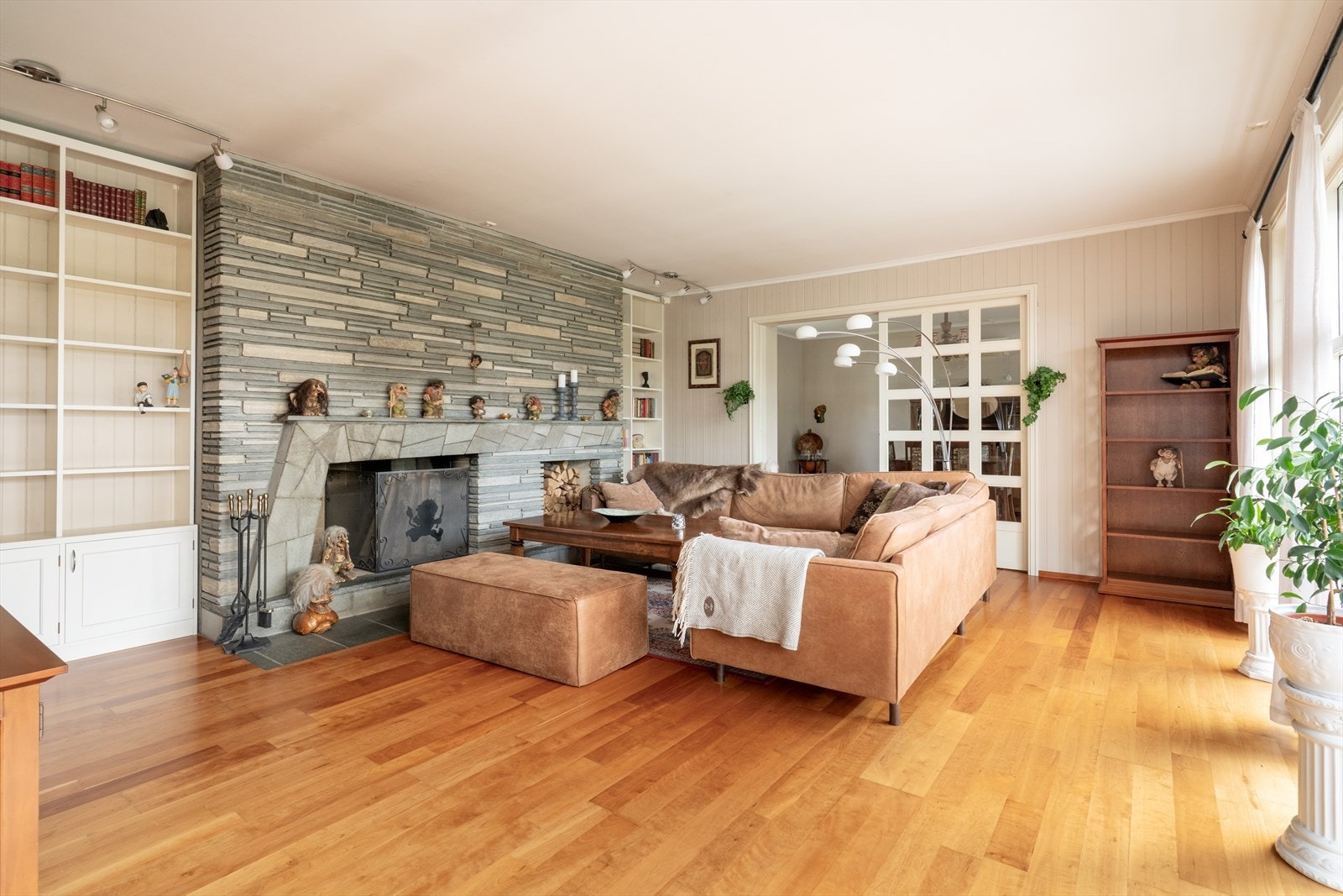 I stuen er det en dekorativ peisovn for lun varme på kaldere dager. Galleribilde