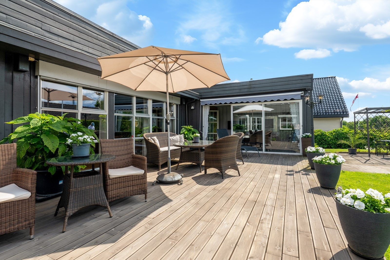 Terrasse med god plass til utemøblement og grill. Galleribilde