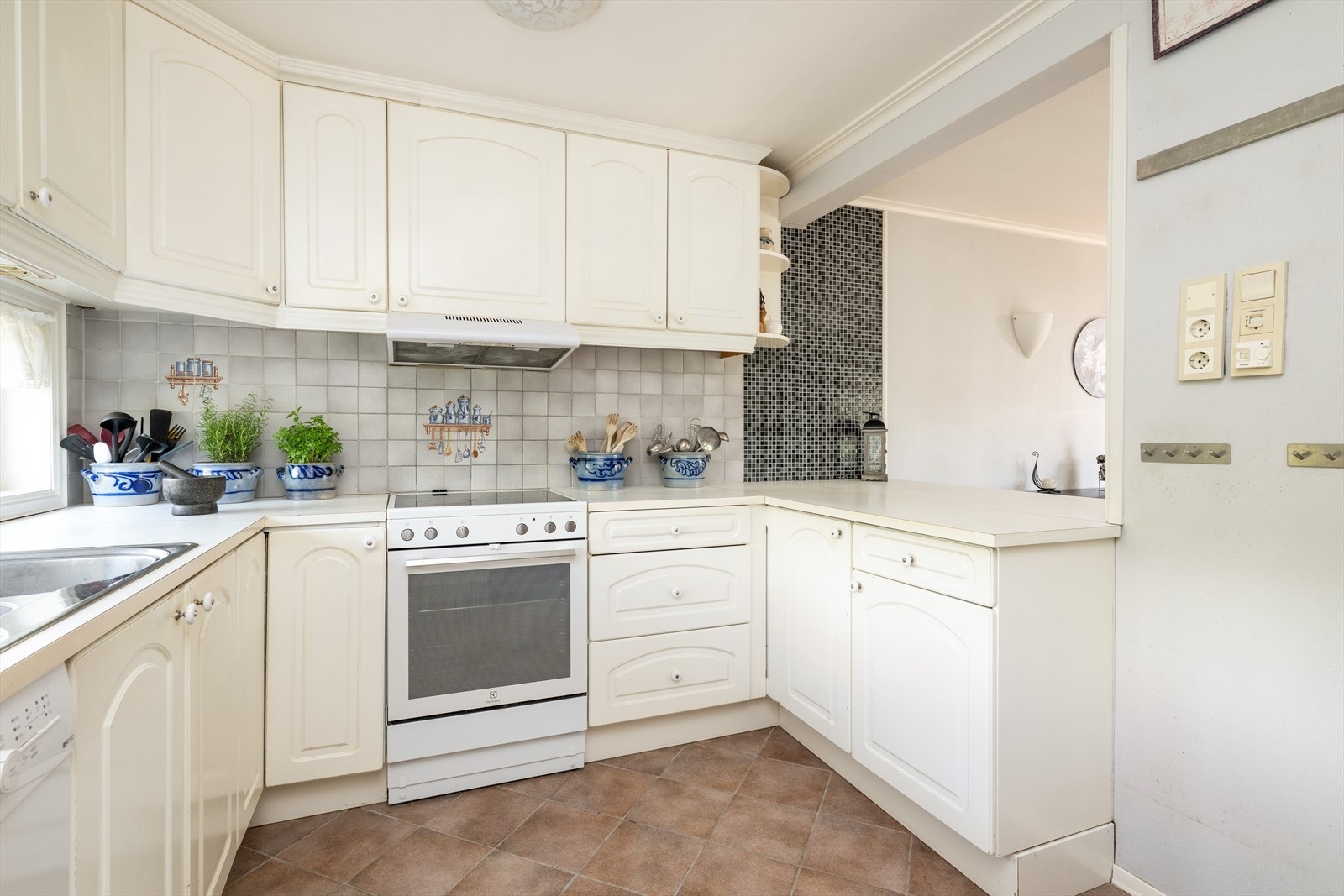 Det er opplegg for vaskemaskin og ventilator over koketopp. Galleribilde