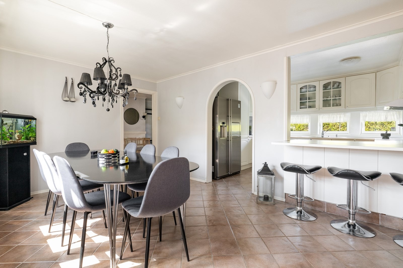 Romslig kjøkken med stor spiseplass og utgang til den flotte terrassen. Galleribilde