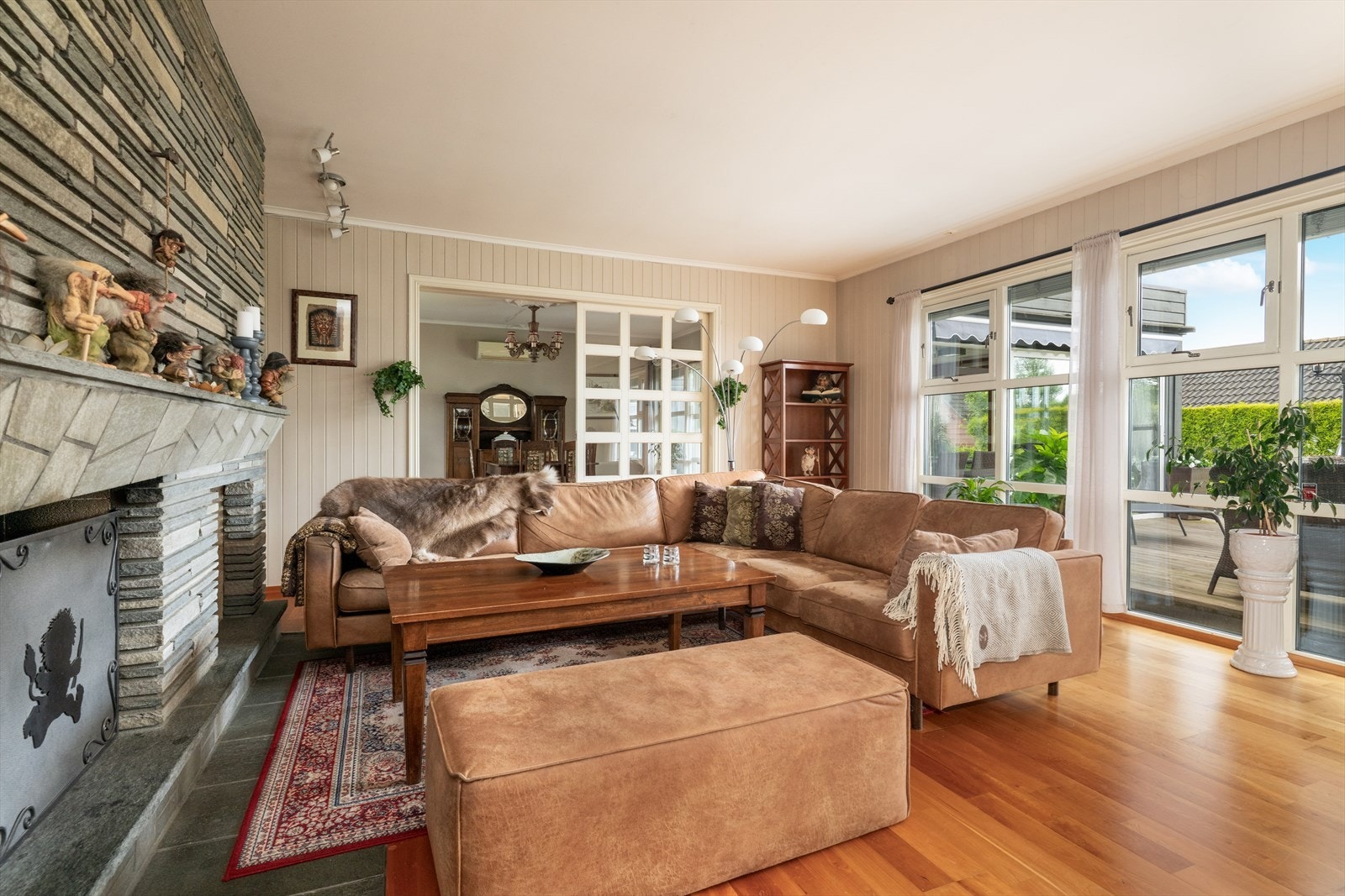 Store vindusflater gir deg godt med lys inn, og det rolige nærområdet bidrar til en harmonisk atmosfære, til tross for sentral beliggenhet. Galleribilde