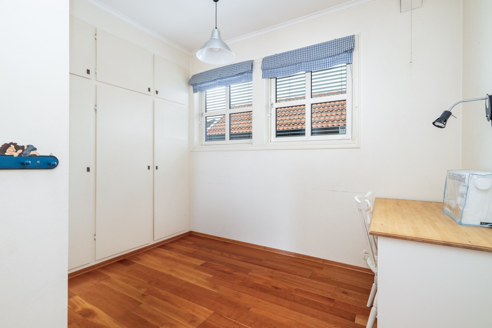 I tillegg er det et lyst og trivelig kontor med plassbygde skap i vegg. Galleribilde