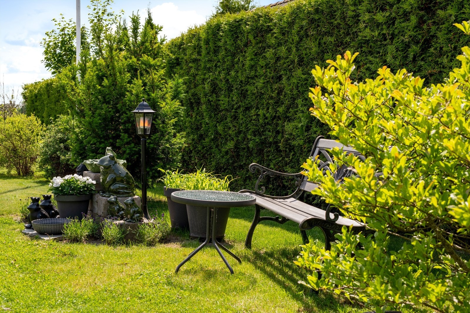 Eiendommen er pent innrammet med flott hekk, og hagen har god boltreplass for store og små. Galleribilde