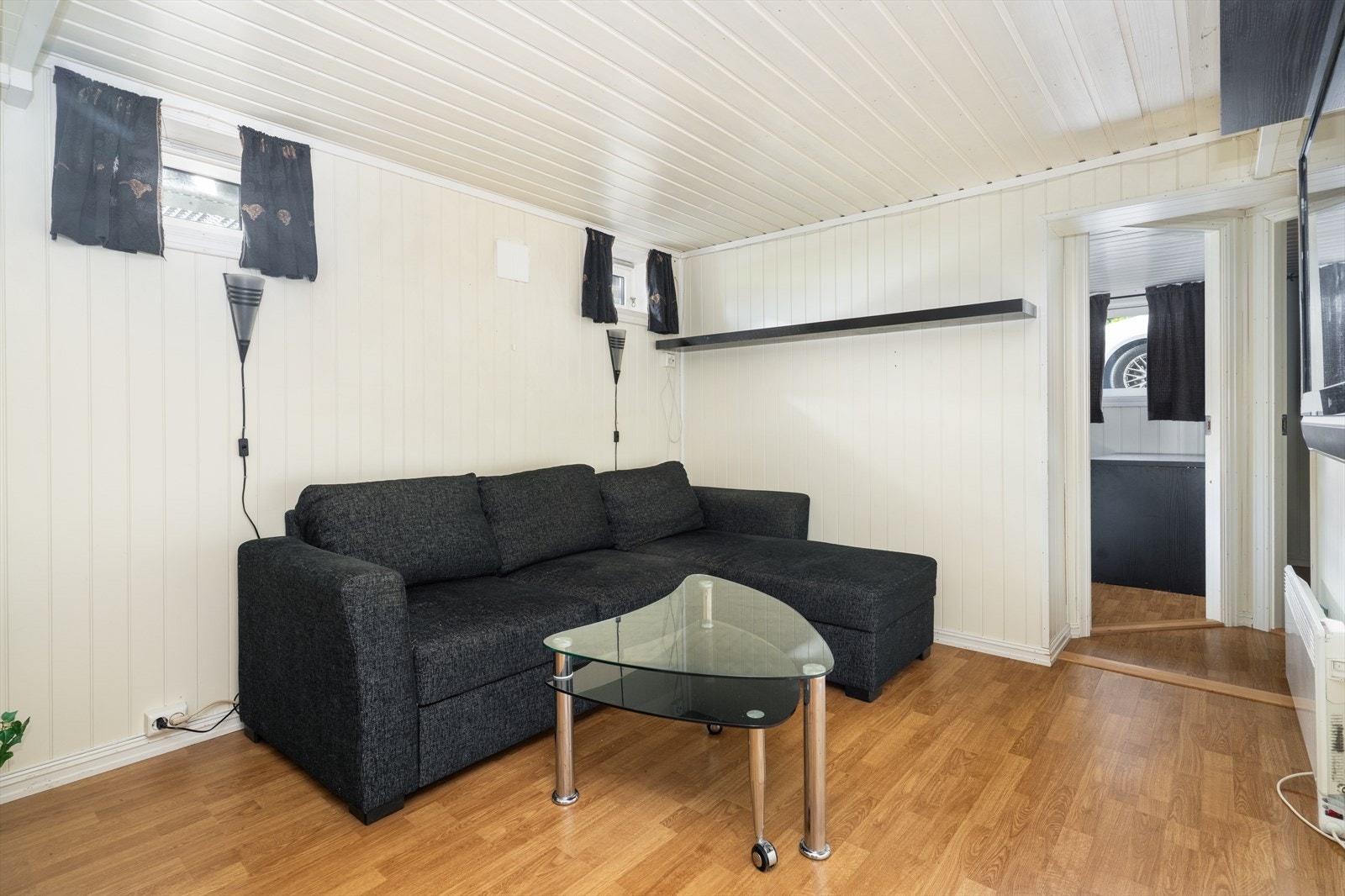 Kjellerstue med plass for sofa og mediemøblement. Galleribilde