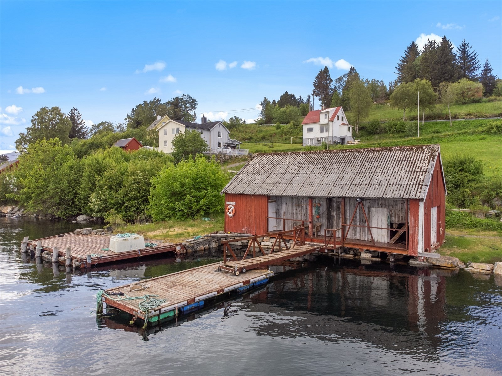 Fasade naust med kai og flyttebrygge Galleribilde