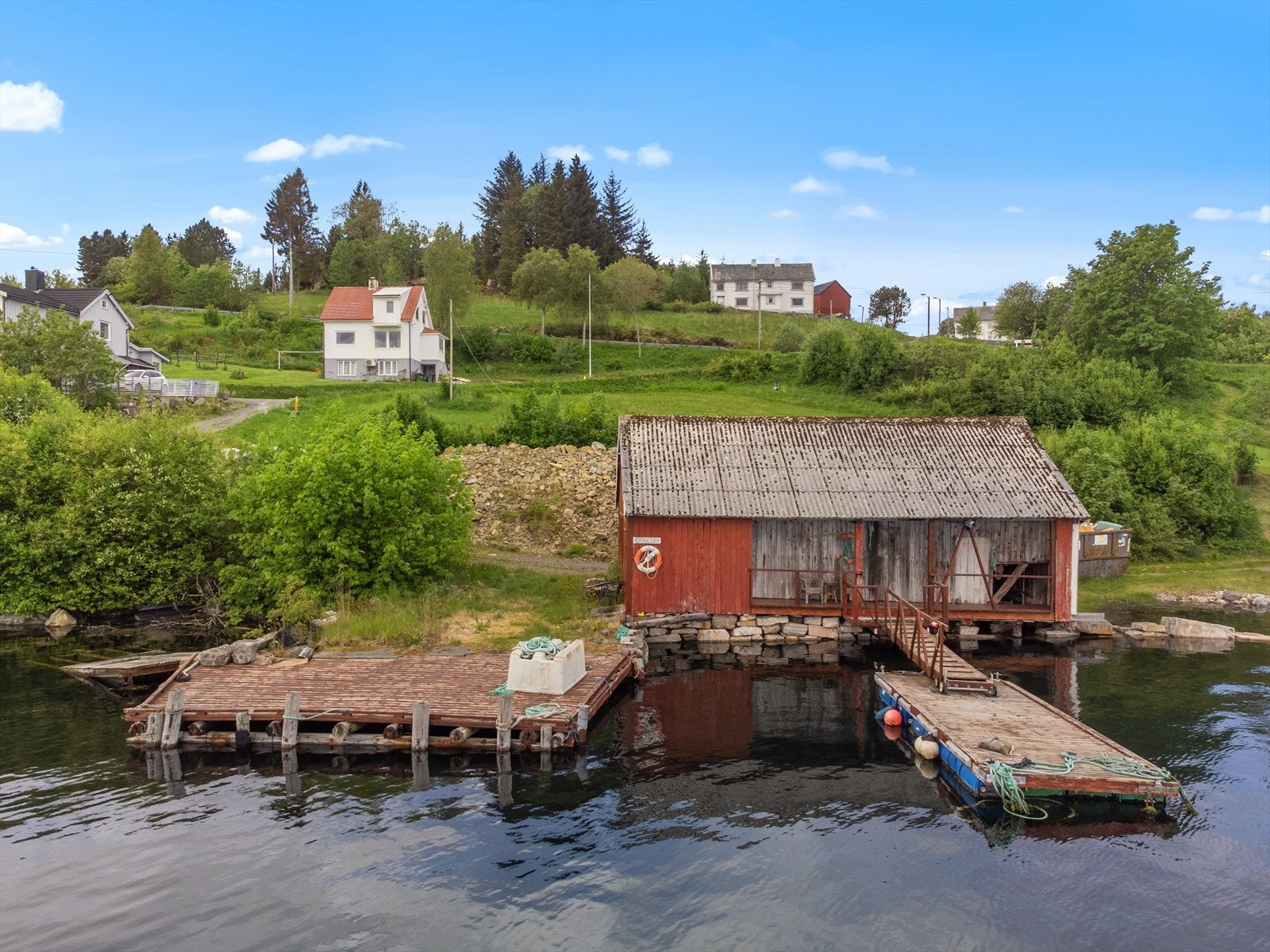 Naust med kai og flytebrygge Galleribilde