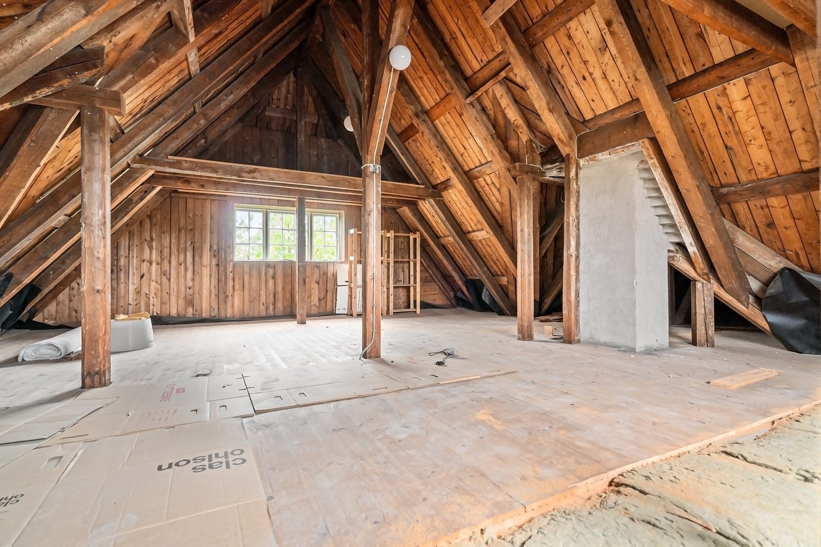 Målbart areal på loftet er målt til 35 kvm. Galleribilde