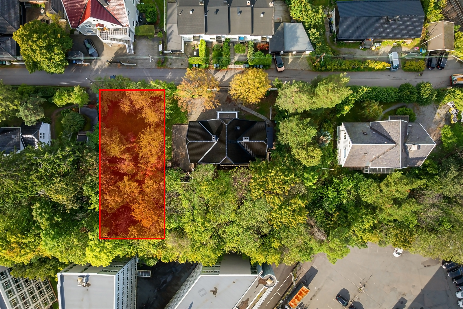 Deler av tomten mot syd følger ikke med. Tomten skal seksjoneres i to deler. Det vil bli gitt rammetillatelse for oppføring av enebolig på fradelt tomt. Galleribilde