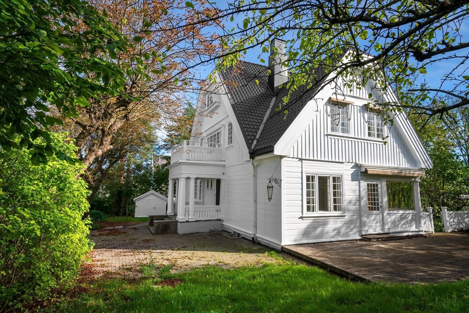 Klassisk og sjarmerende enebolig fra 1909 med solrik tomt på høydedrag. Boligen har behov for total oppussing og er et godt utgangspunkt for et varig drømmehjem. Galleribilde