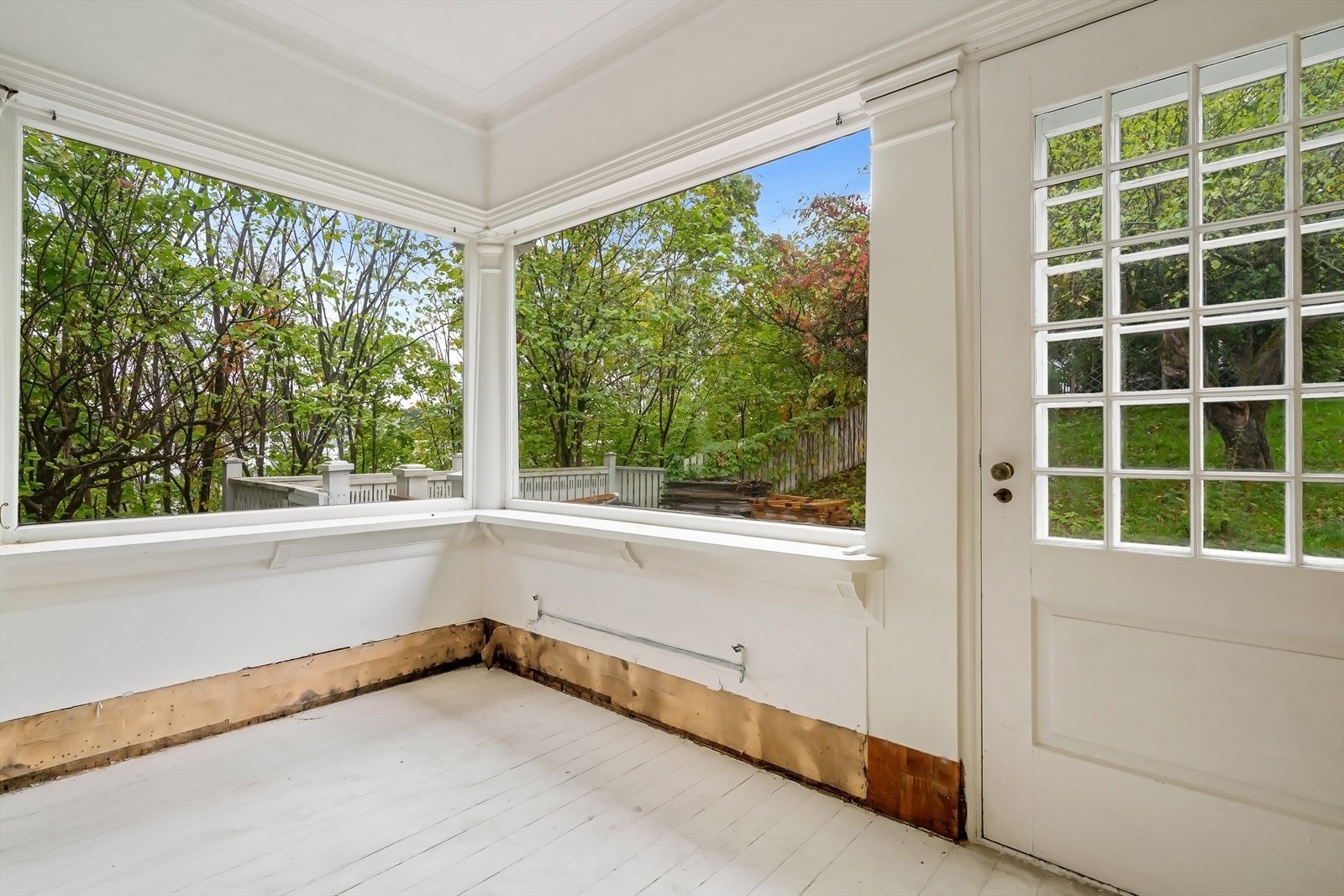 Store vinduer og dør ut til terrassen. Galleribilde