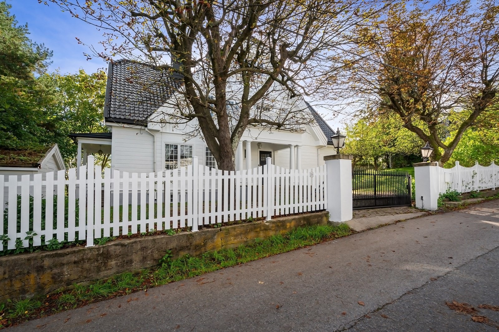 Boligen ligger på en høyde mellom Hoff og Skøyen. Tilbaketrukket, attraktivt og sentral beliggenhet i et populært område med kort vei til Skøyen. Galleribilde