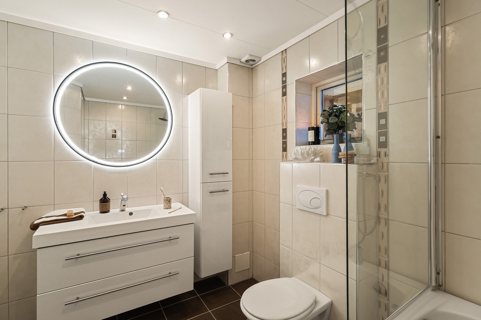 Her har du blant annet boblebadekar, vegghengt wc, regndusj og stilrent inventar. Galleribilde