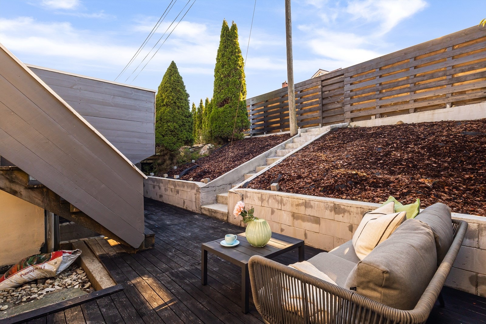 1. etasje av terrassen måler 18 m². Her har du en lun uteplass hvor du kan innrede med enda en sone. Galleribilde