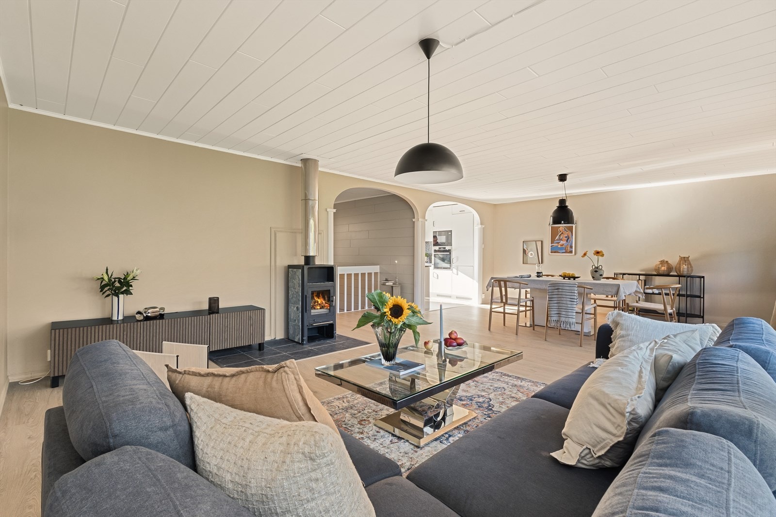 Stue og kjøkken måler hele 53 m² med god plass til ønsket innredning! Galleribilde