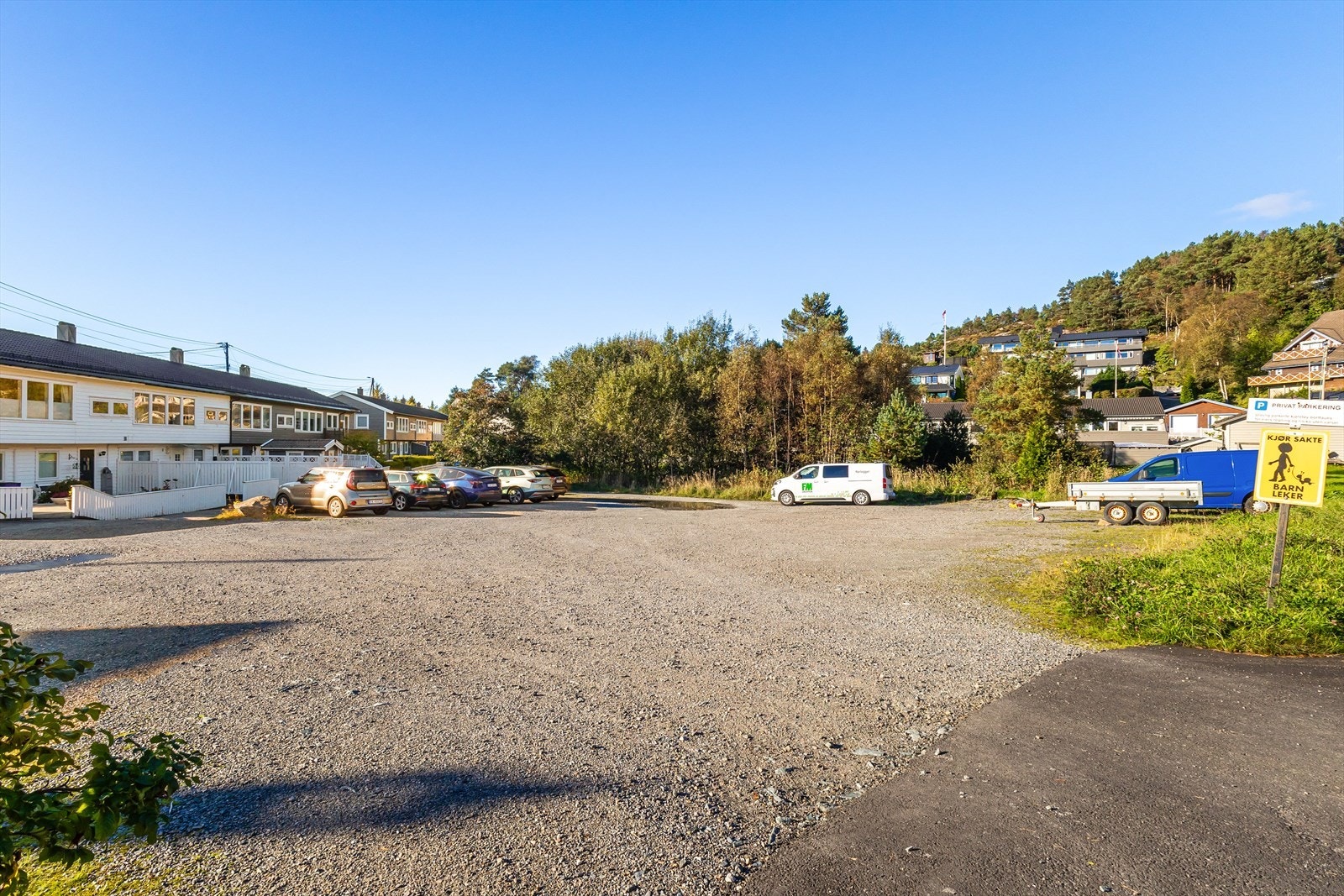 Tilhørende huset er det to parkeringsplasser. Ellers er det god parkeringsdekning for gjester på den store plassen. Galleribilde