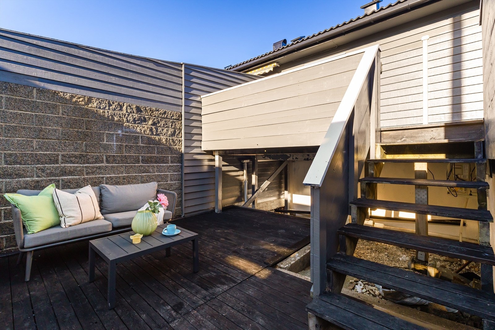 Under terrassen har du ca. 12,7 m² med redskapsbod, perfekt hvis man vil pakke vekk utemøblene for sesongen. Galleribilde