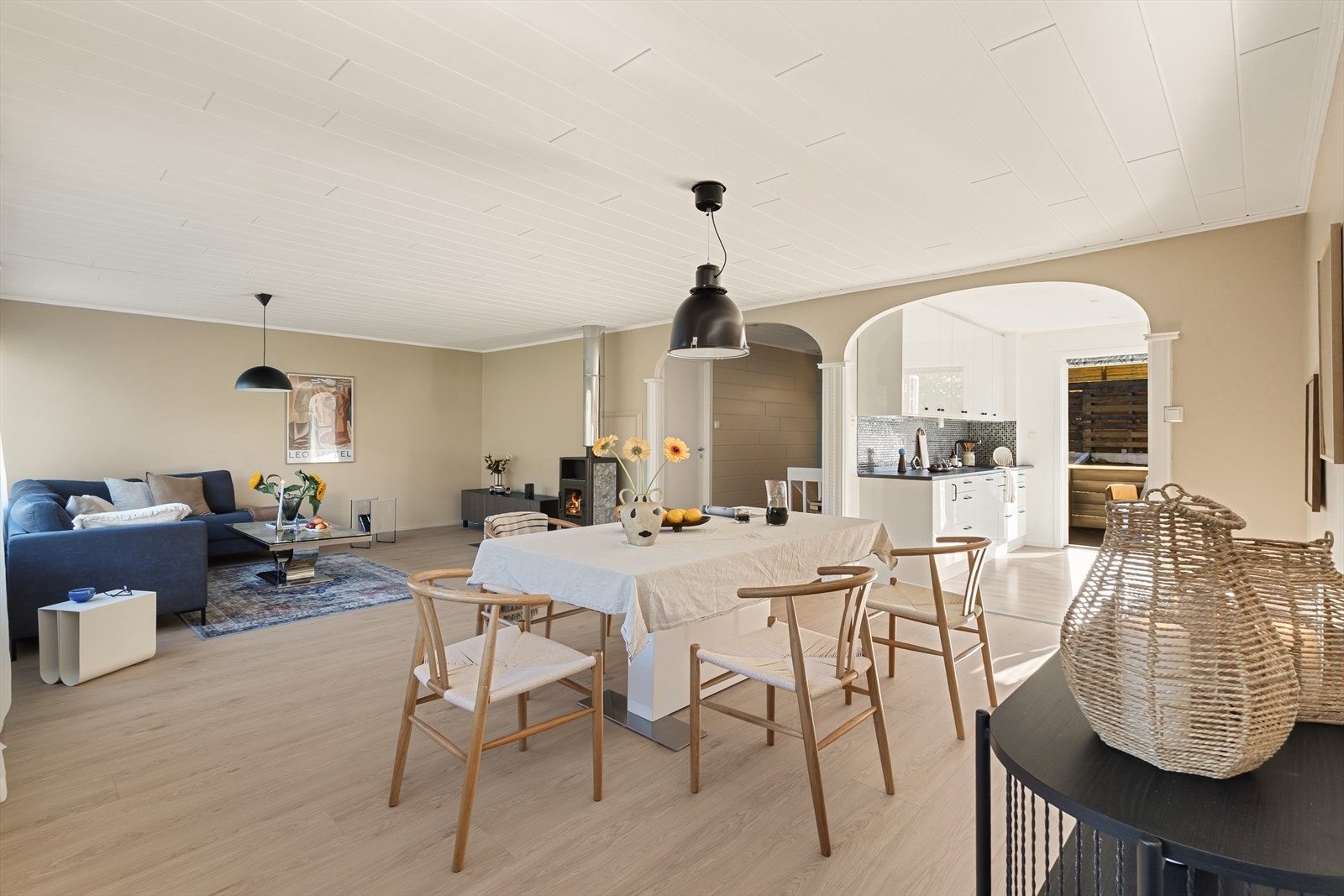 Den åpne løsningen gir deg en god romfølelse - samt lys inn flere veier. Galleribilde