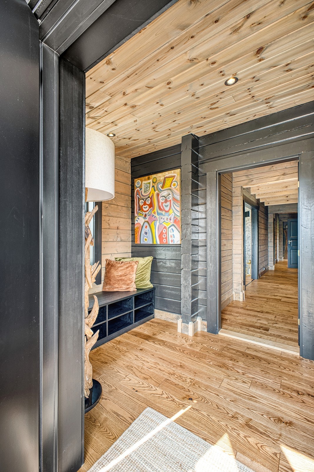 Vel inne gir entreen et godt førsteinntrykk, med downlights, tømmervegger og 1-stavs parkettgulv Galleribilde
