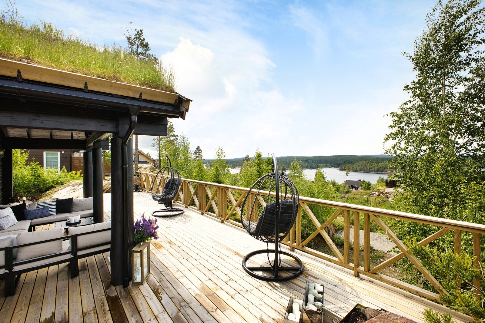 Stuen forlenges av en delvis overbygd terrasse, der utsikten viser seg fra sin beste side Galleribilde