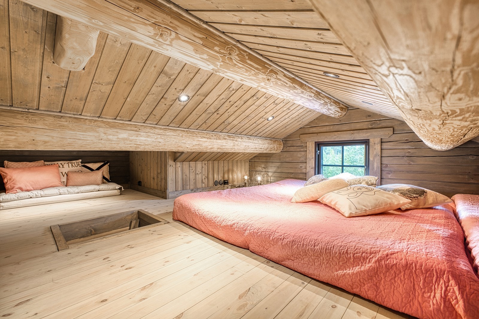 Hems 2. Begge hemsene benyttes i dag som soverom (ikke godkjent som soverom) Galleribilde