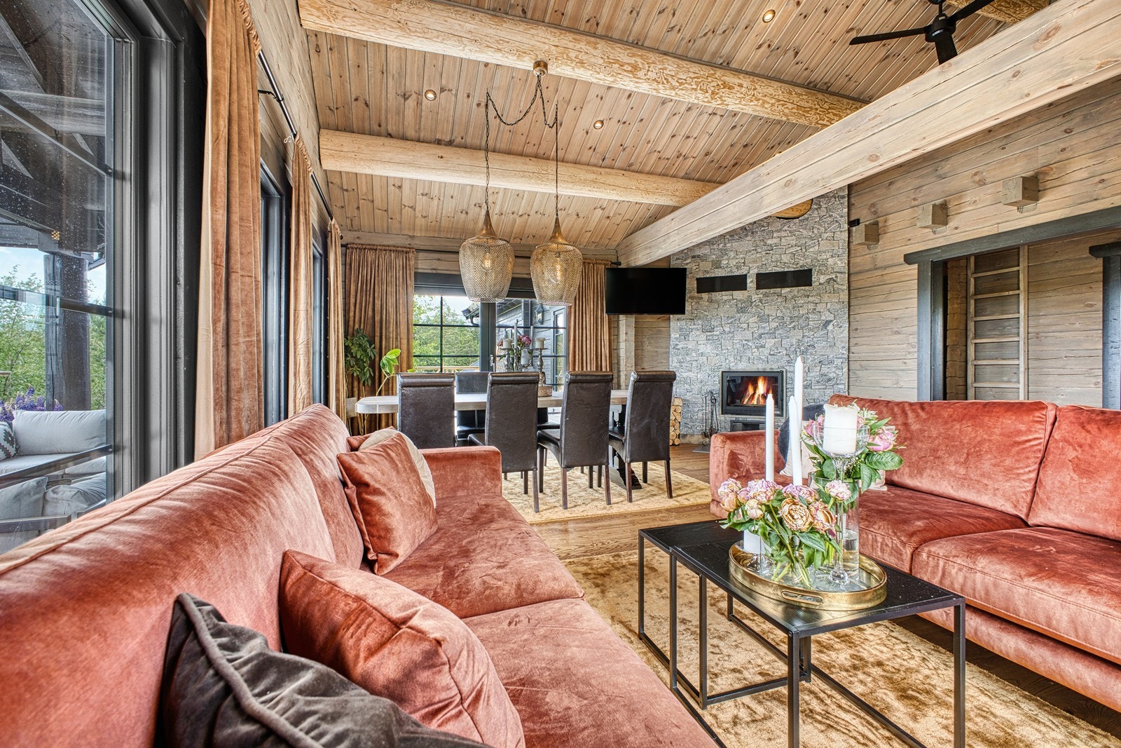 Dagslyset suppleres ypperlig av downlights Galleribilde