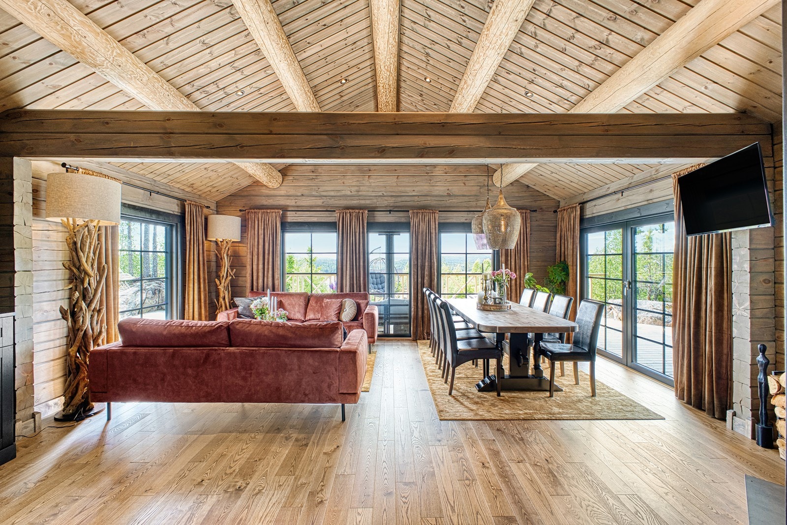 Stuen er et nydelig oppholdsrom, der åpen himling bidrar til en herlig og luftig atmosfære Galleribilde