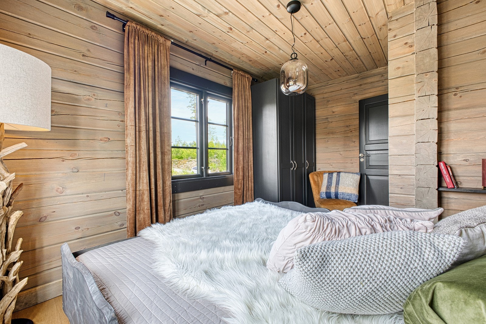 Alle garderobeskap og kommode i soverommene og i inngangspartiet medfølger Galleribilde