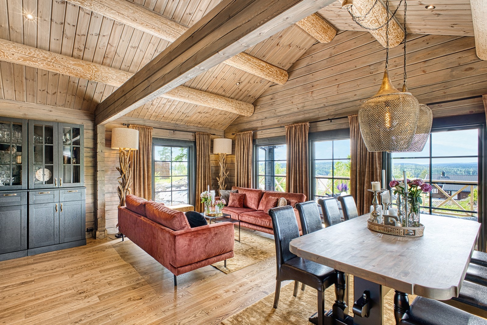 Store vinduer i tre retninger sørger for flotte lys- og utsiktsforhold Galleribilde