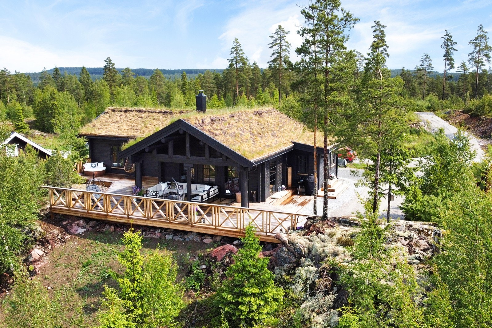 Hytta passer perfekt inn i landskapet, oppført med torvtak og tømmervegger Galleribilde