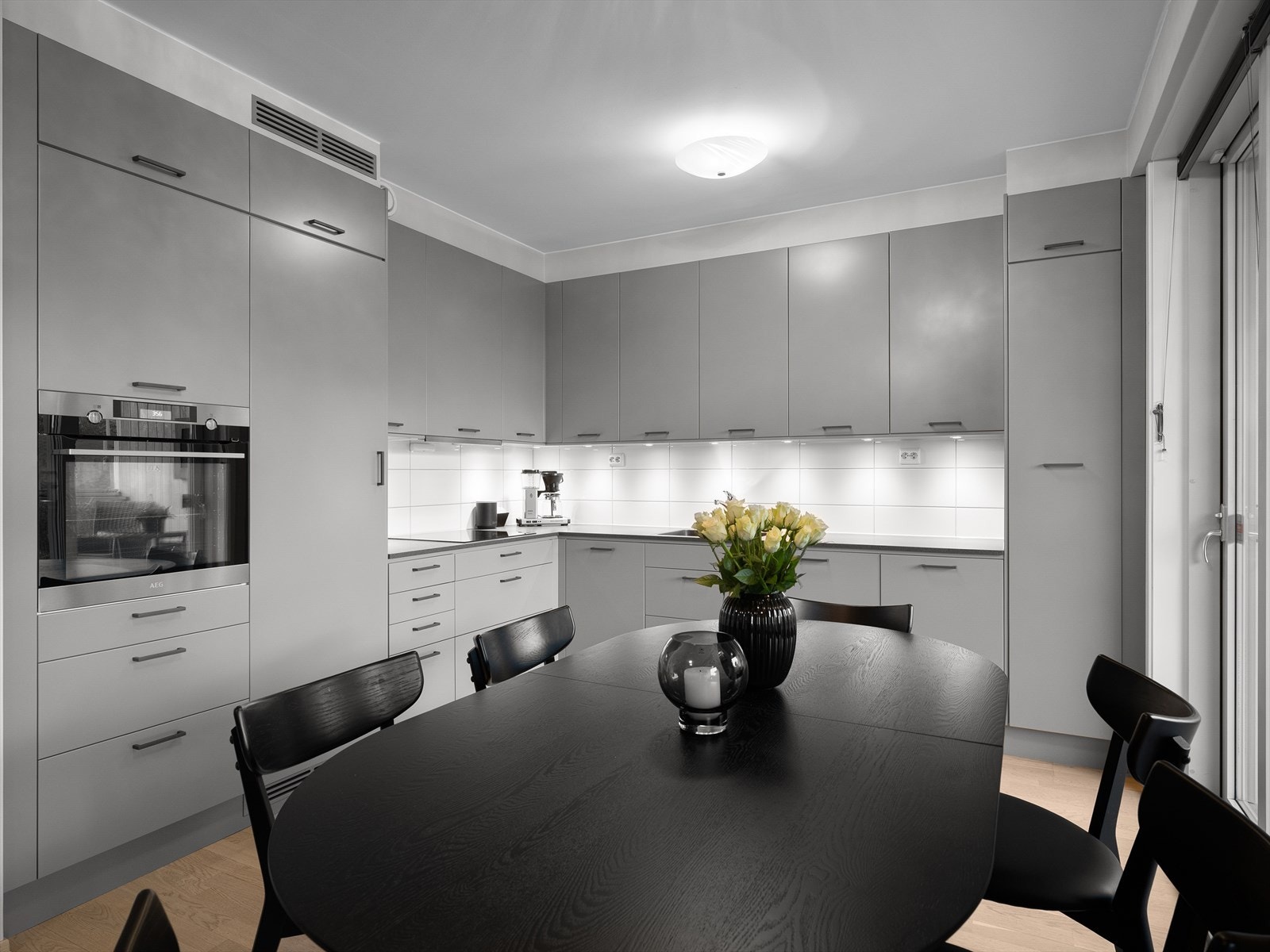 Pent og velholdt kjøkken med fliser mellom benk og overskap Galleribilde