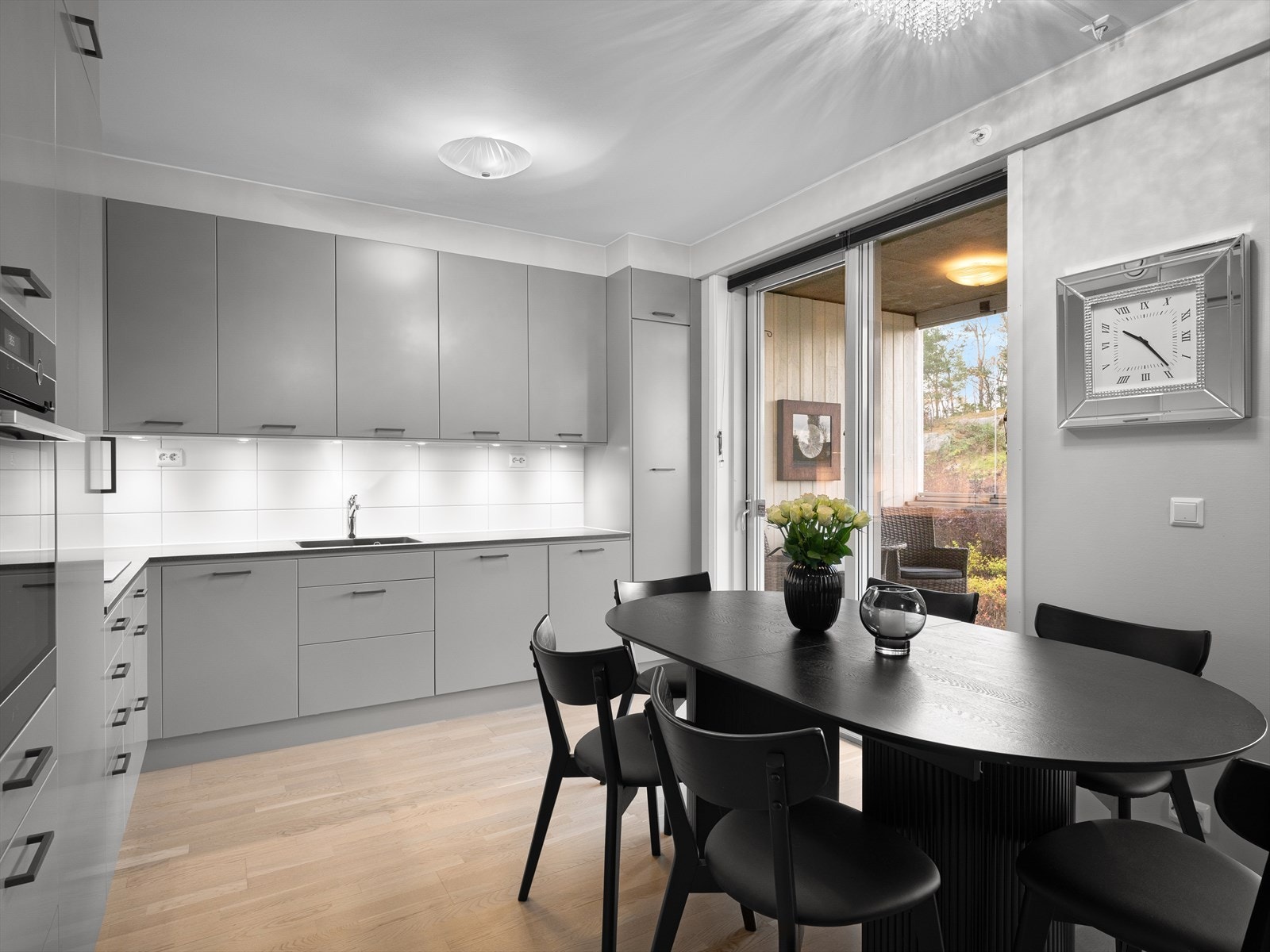 Pent og velholdt kjøkken med integrerte hvitevarer Galleribilde