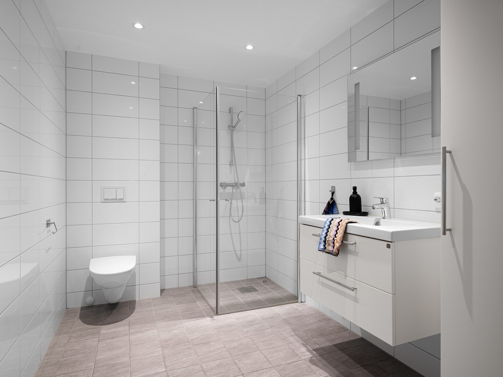 Flislagt bad med spotter i tak og varme i gulv Galleribilde