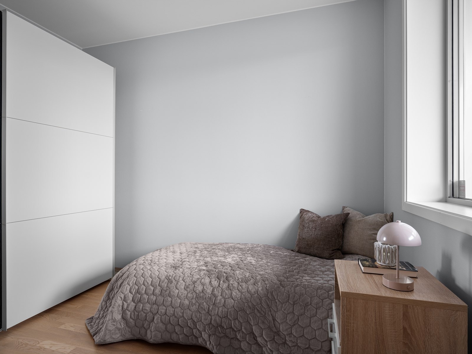 Soverom nr. 2 med garderobeskap og plissegardiner Galleribilde