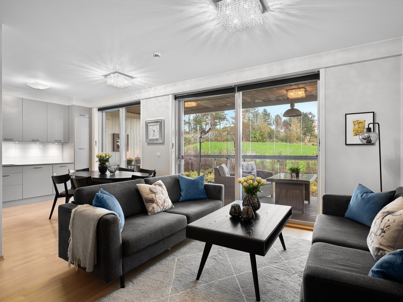 Stuen er malt i gråtoner Galleribilde