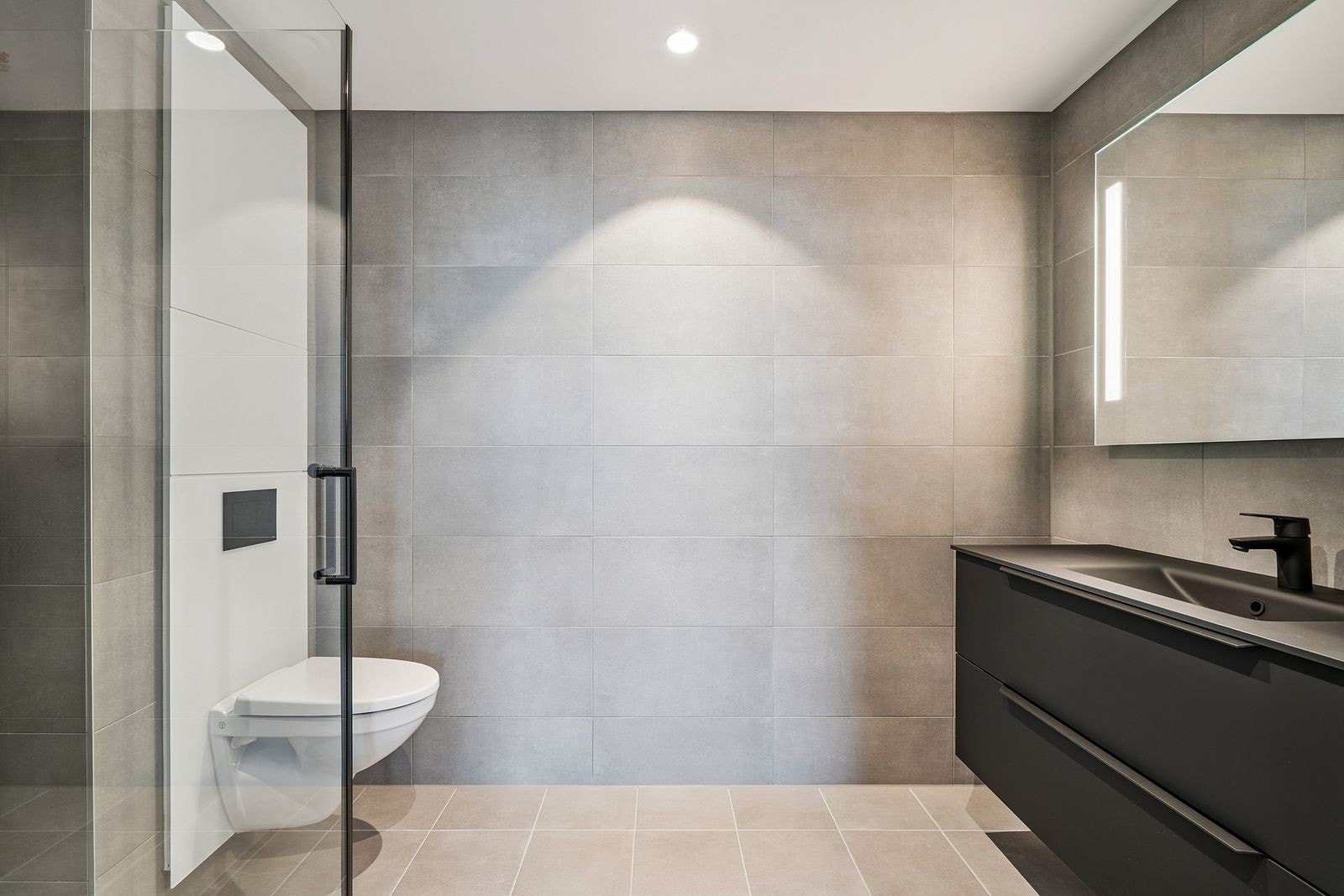 Vegghengt toalett og elegant servant med speil og belysning. Galleribilde