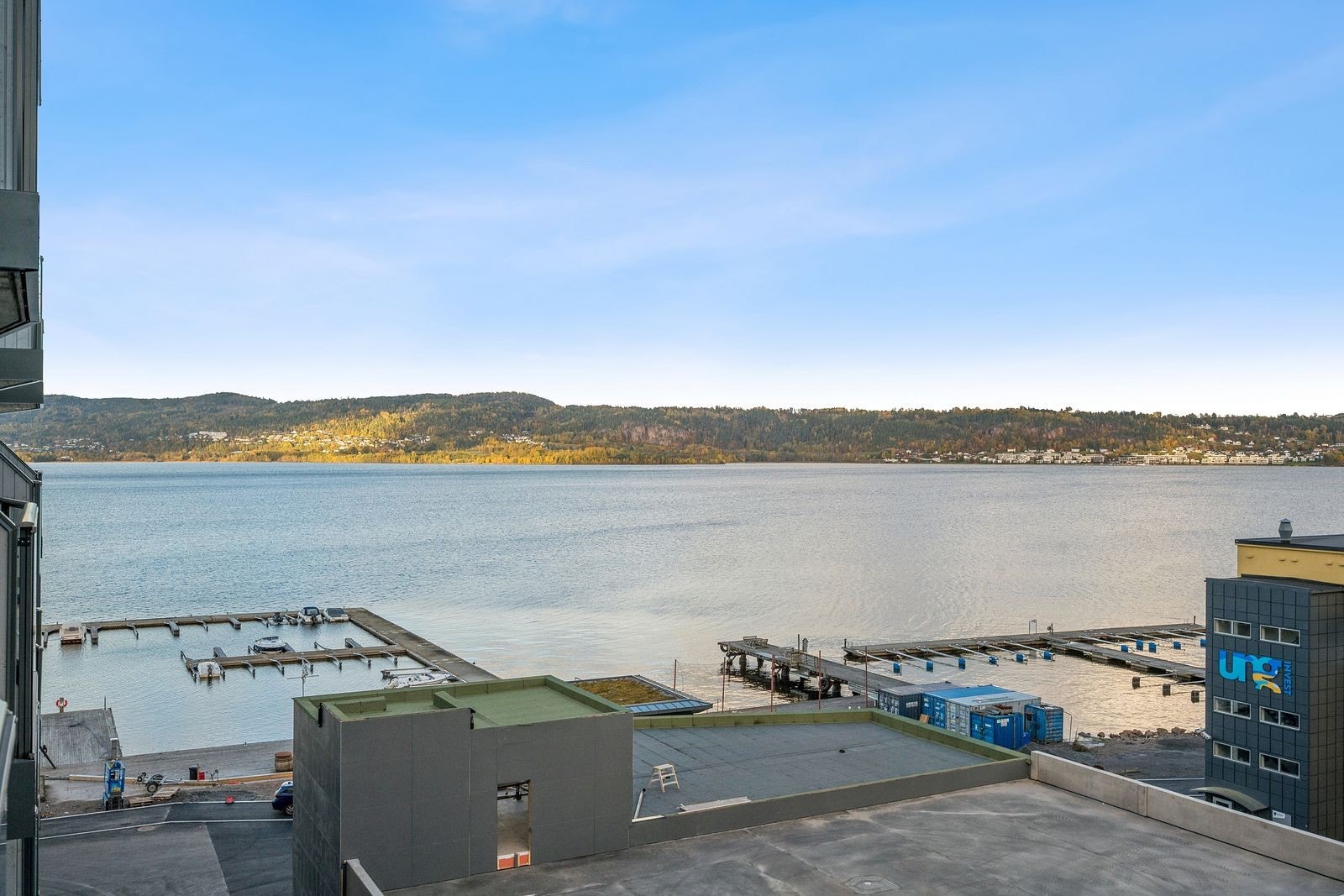 Nyt stillheten og utsikten i maritime omgivelser. Galleribilde