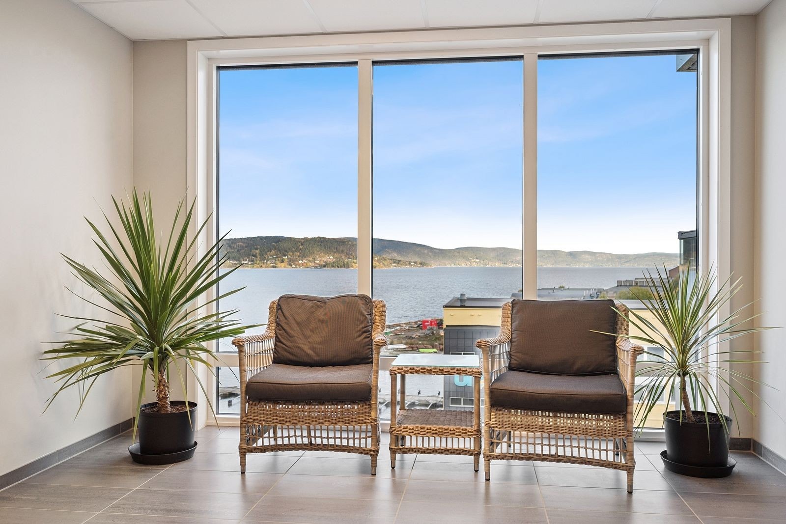 Stilren og innbydende inngangsparti med heis. Galleribilde