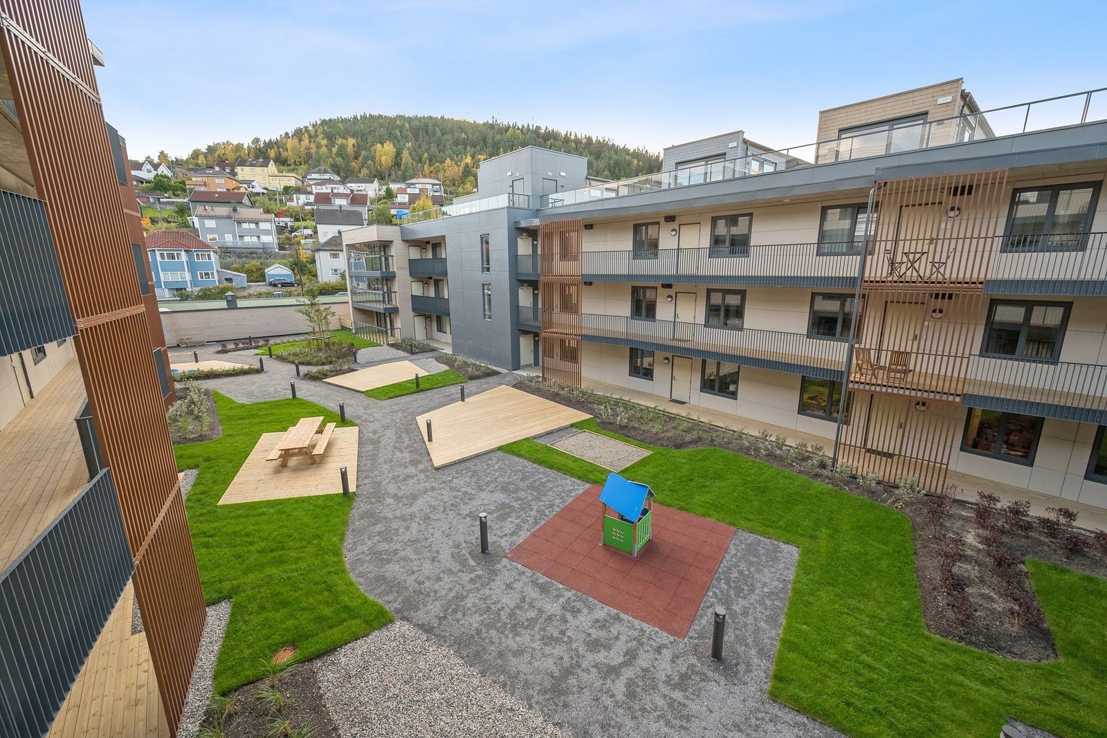 Velholdte fellesarealer og moderne arkitektur. Galleribilde