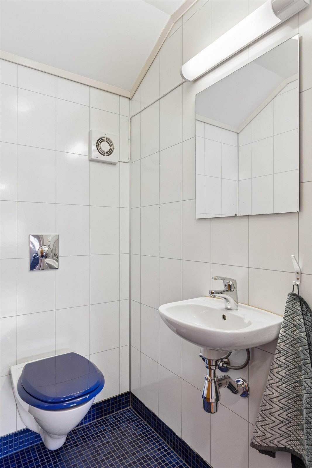 Like ved baderommet finner man et toalettrom innredet i tilsvarende stil som baderommet og utstyrt med vegghengt toalett og servant. Galleribilde