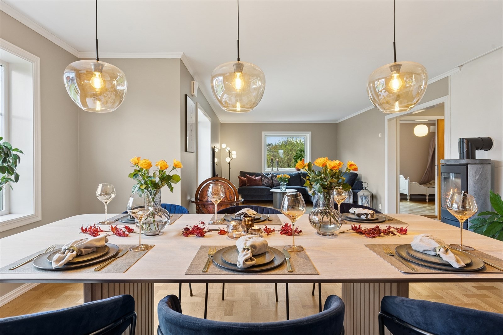 Stuen er ellers utstyrt med både klebersteinsovn og varmepumpe som sørger for god- og energieffektiv oppvarming. Galleribilde