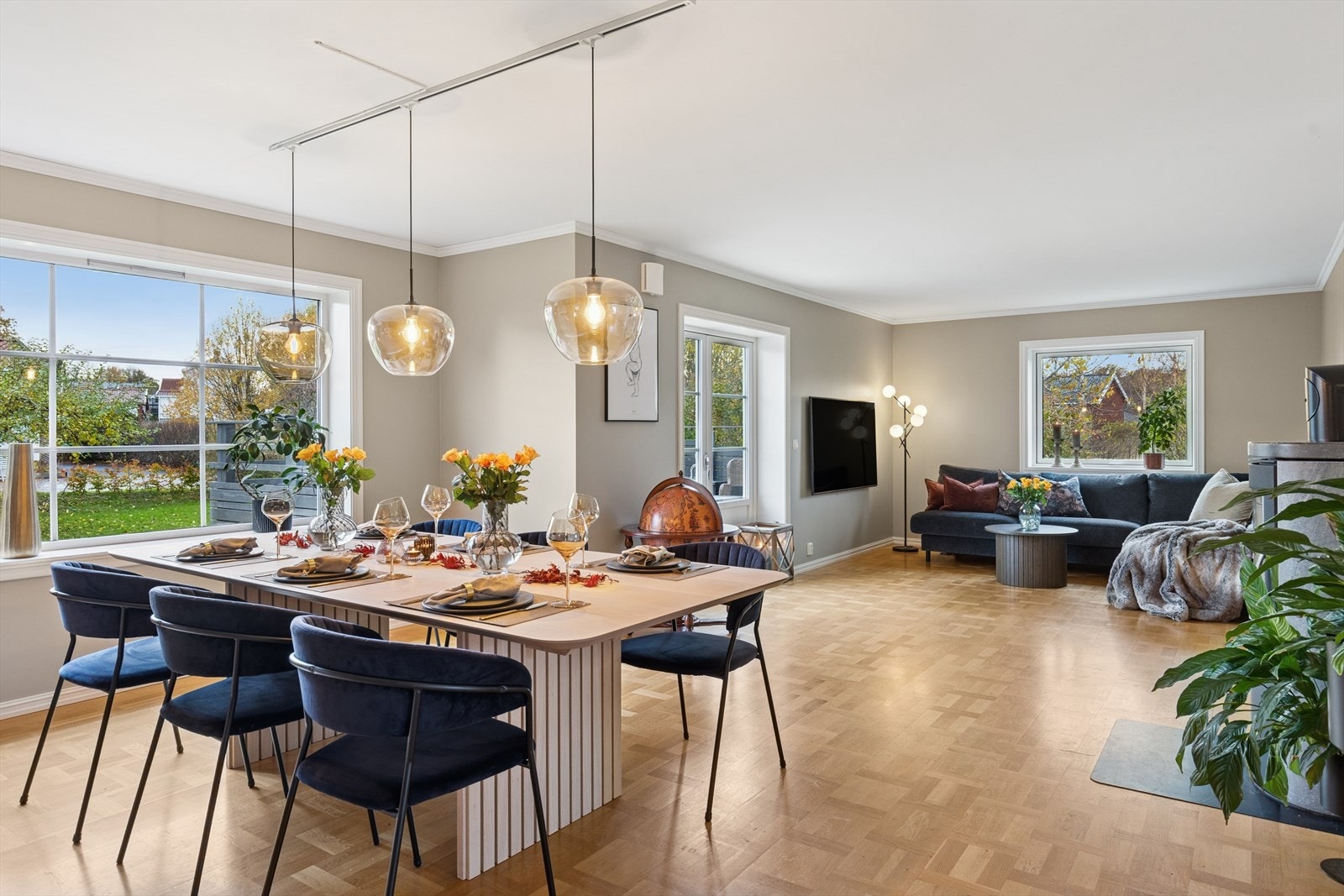 Stuen er lys og innbydende med store vindusflater som sørger for rikelig med naturlig lys. Galleribilde