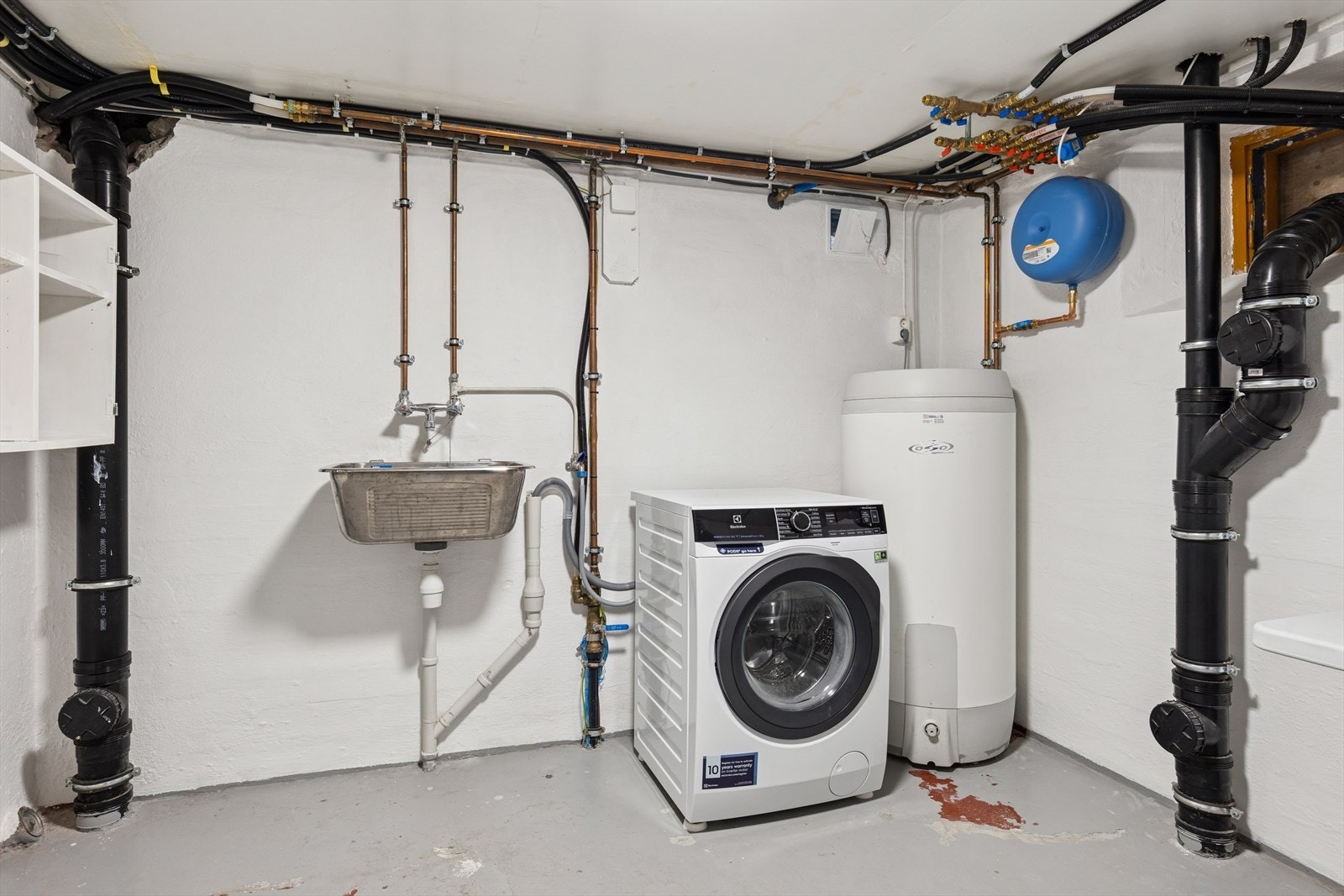 Kjelleren består hovedsakelig av flere boder som gir svært god lagringsplass. I tillegg har man et romslig vaskerom utstyrt med varmtvannsbereder, utslagsvask og opplegg for vaskemaskin. Galleribilde