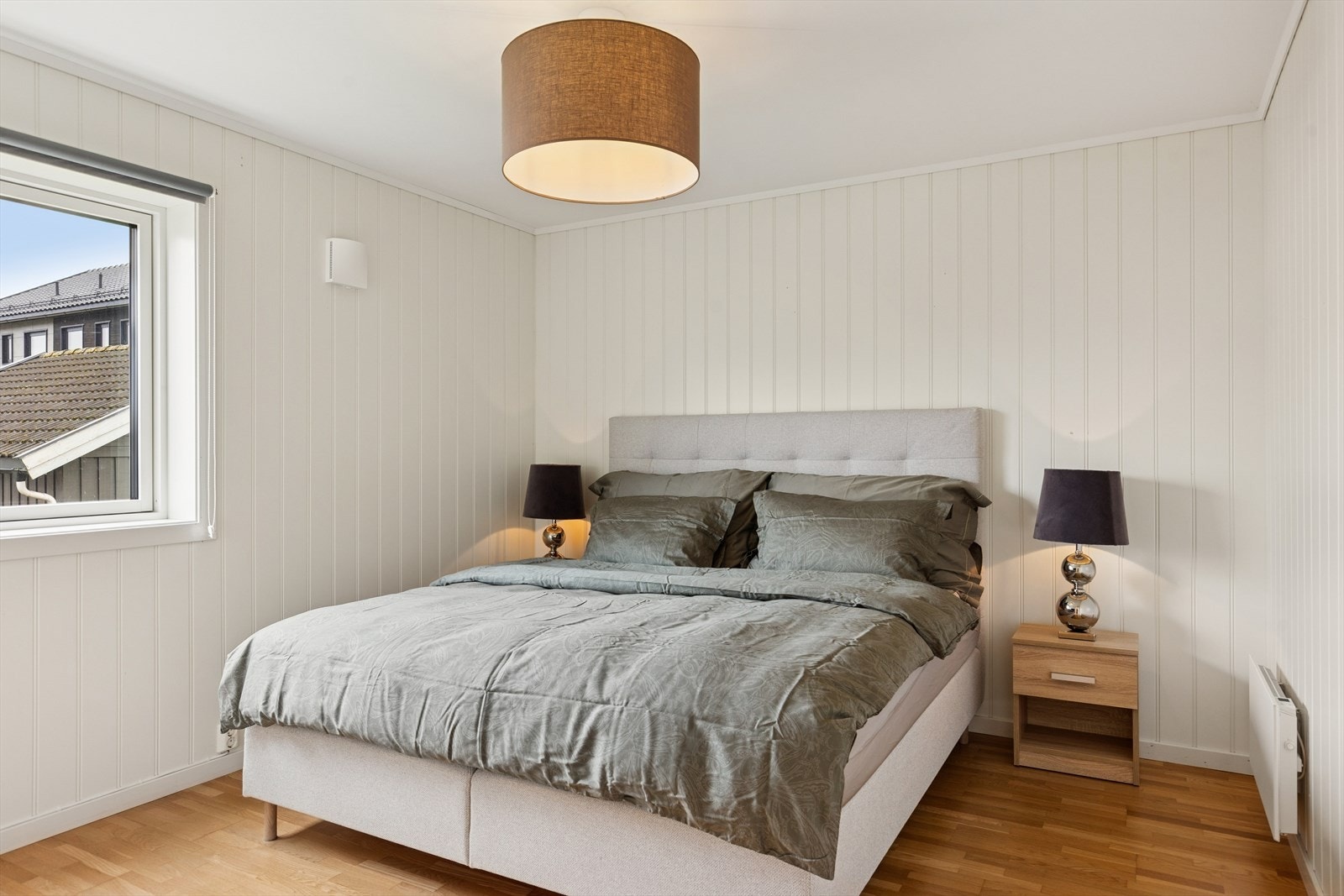 Hovedsoverommet (soverom 1) er romslig og har god plass til både dobbeltseng og tilhørende møblement. Galleribilde