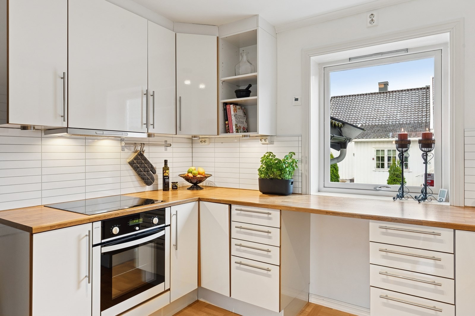 Kjøkkenet er ellers utstyrt med oppvaskmaskin, stekeovn, koketopp og kjøkkenventilator med avtrekk ut. Galleribilde